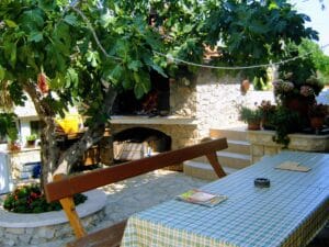 Apartments Tiho & Marija - shared barbecue area