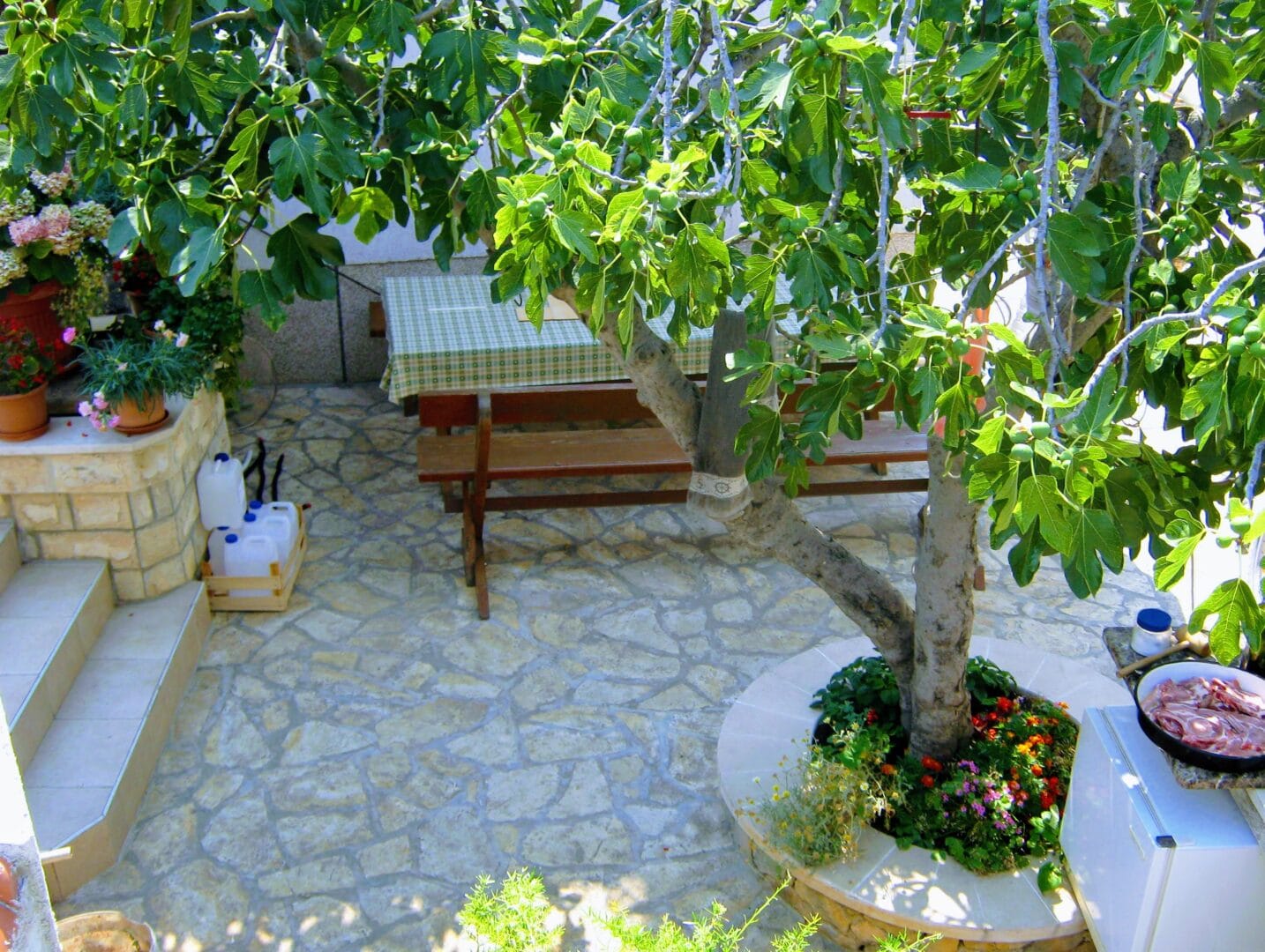 Apartments Tiho & Marija - shared barbecue area