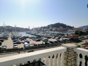 Apartmán A3 (Tiho & Marija) - výhled z terasy na moře, přístav a Tribunj