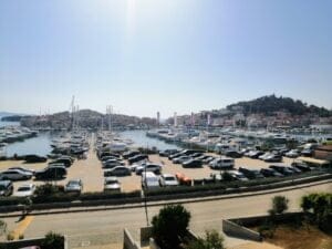 Apartament A3 (Tiho & Marija) - widok z tarasu na morze, przystań i Tribunj