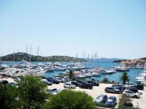 Apartmán A3 (Tiho & Marija) - výhled z terasy na moře, přístav a Tribunj