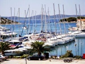 Apartmán A3 (Tiho & Marija) - výhľad z terasy na more, prístav a Tribunj